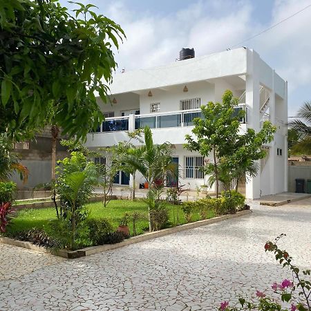 Queen Zee Garden Apartments Kololi Exterior foto