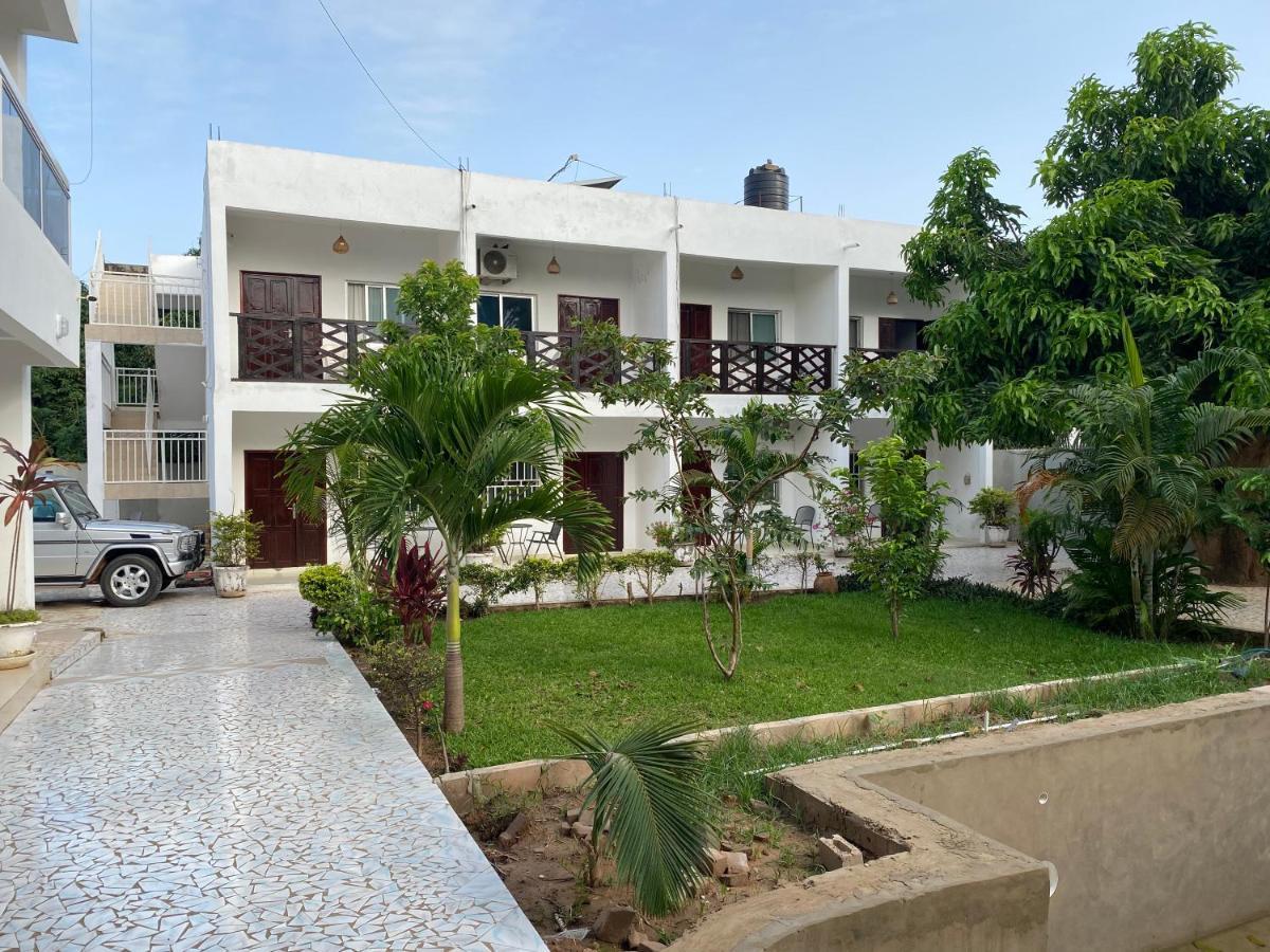 Queen Zee Garden Apartments Kololi Exterior foto