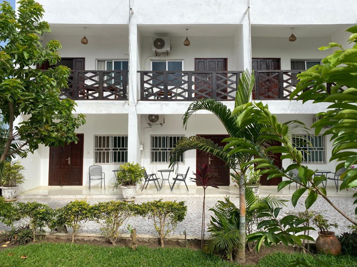 Queen Zee Garden Apartments Kololi Exterior foto