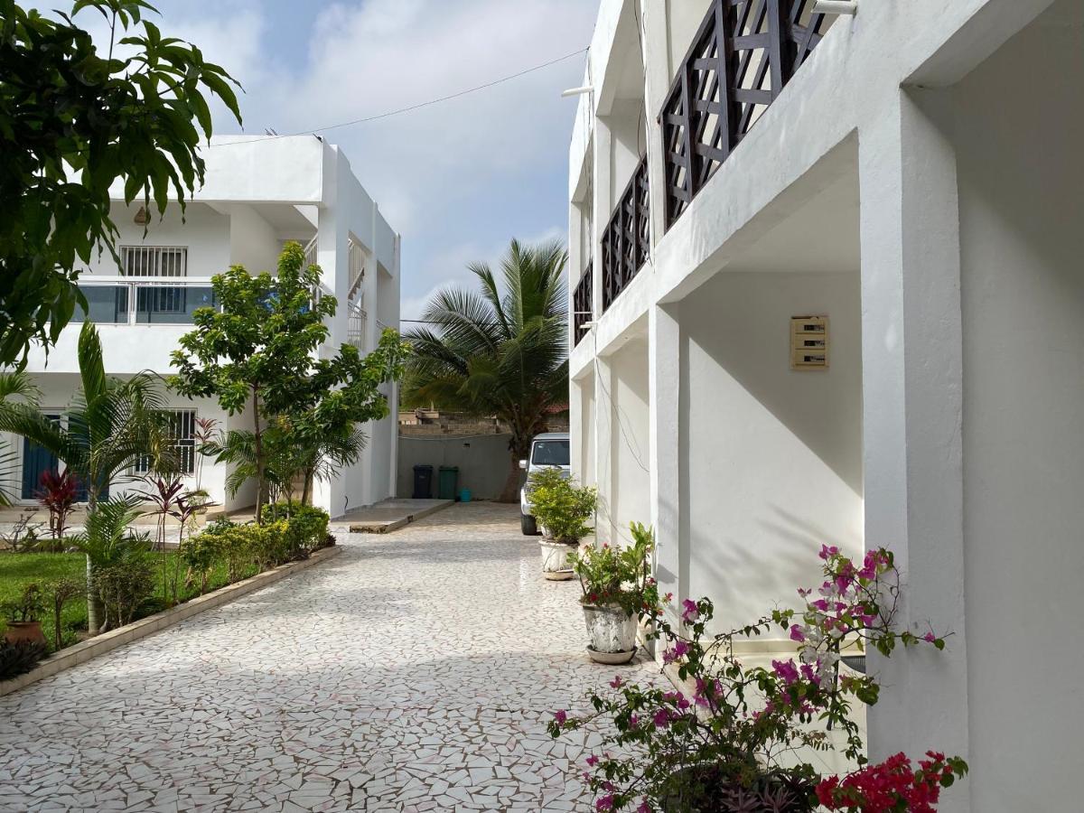 Queen Zee Garden Apartments Kololi Exterior foto
