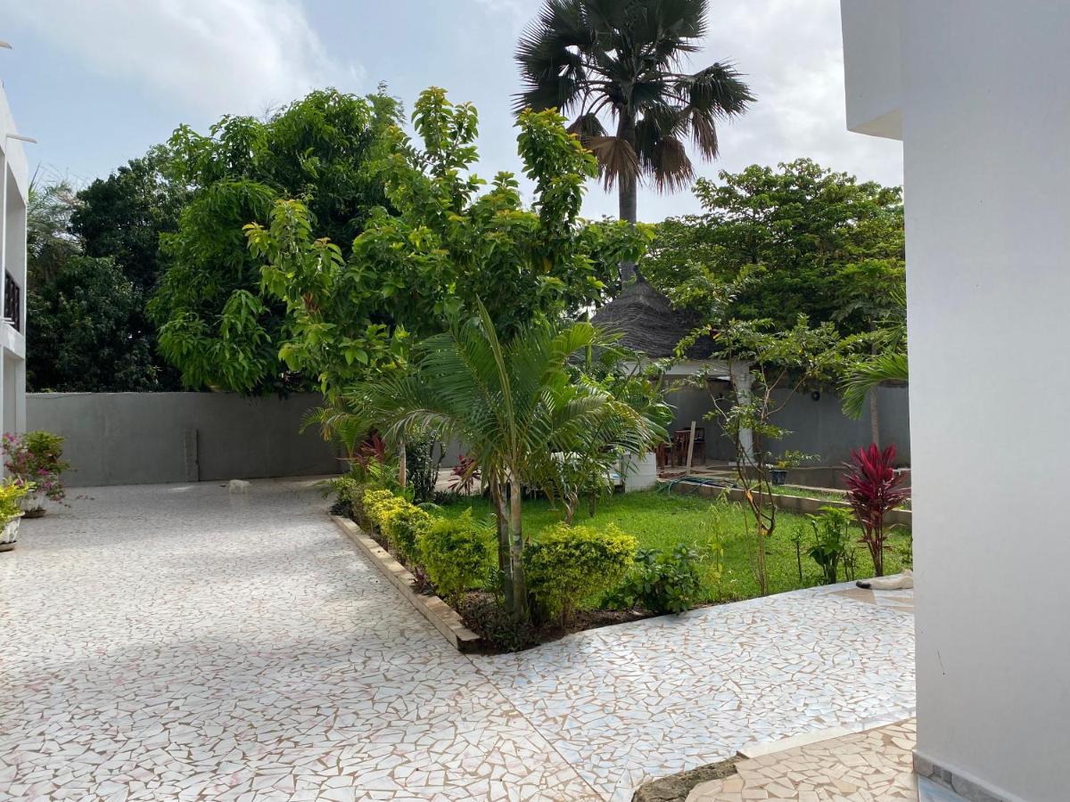 Queen Zee Garden Apartments Kololi Exterior foto