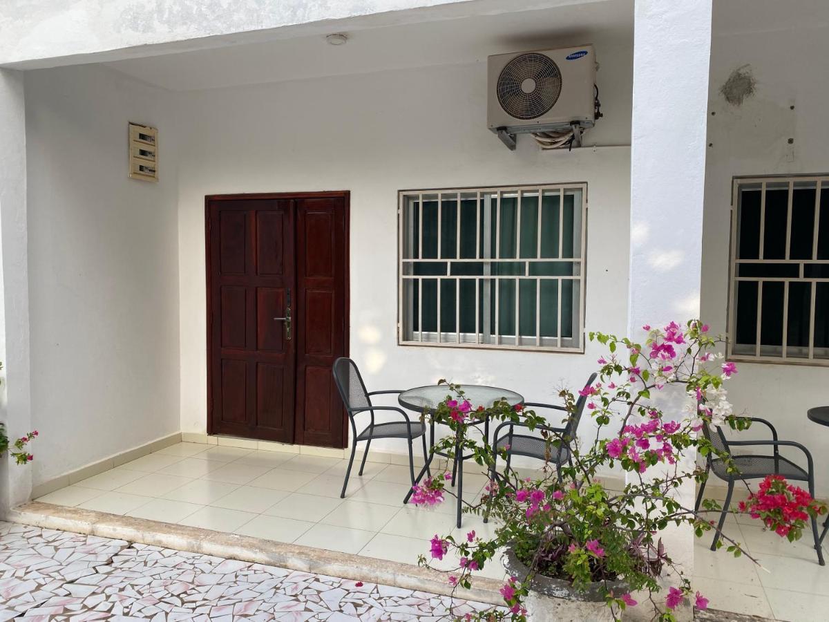 Queen Zee Garden Apartments Kololi Exterior foto