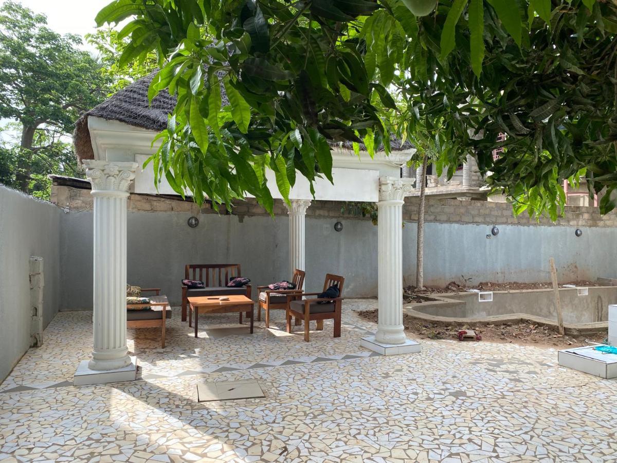 Queen Zee Garden Apartments Kololi Exterior foto